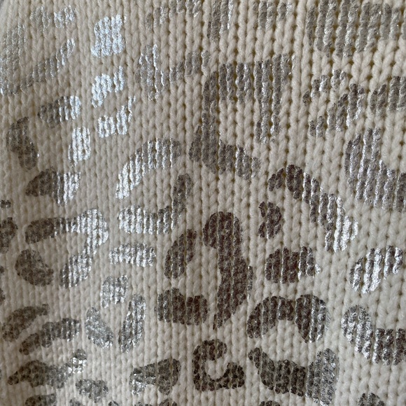 Andthewhy Silver leopardCheetah print sweater with balloon sleeve. Oversized fit - Picture 16 of 16